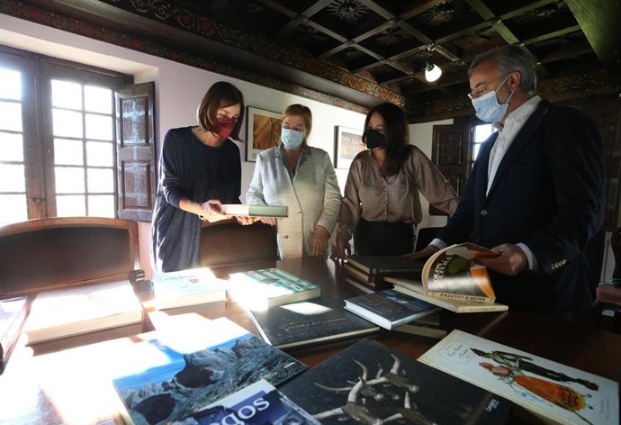 La familia de Rafael de la Sierra dona 328 libros sobre Cantabria