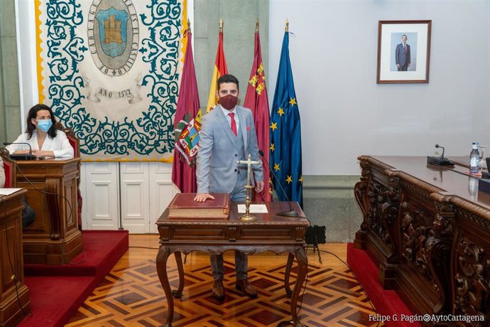 Álvaro Valdesueiro toma posesión de su acta de concejal del Ayuntamiento de Cartagena