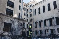 Un mercat incendiat després de forts bombardejos a Khàrkiv