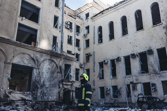 Un bomber treballa en un edifici a Khàrkiv, Ucraïna.