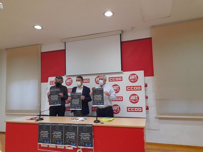 El secretario general de UGT Navarra, Jesús Santos; el secretario general de CCOO Navarra, Chechu Rodríguez; y el representante de FACUA, Luis Rodríguez, antes de la rueda de prensa