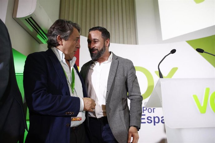 Archivo - El eurodiputado Hermann Tertsch y el presidente del partido, Santiago Abascal, presentes tras conocer los resultados de las elecciones del 26M.