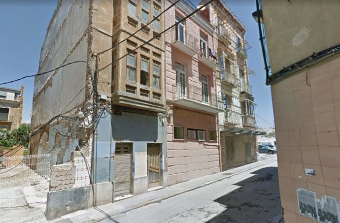 Edificio en mal estado en la calle San Cristóbal la Larga
