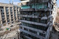 Almenys un mort i una vintena de ferits en un atac de les tropes russes a Kíiv
