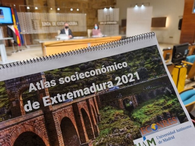 Antonio Ruiz y Beatriz Sánchez en la presentación del Atlas Socioeconómico de Extremadura 2021.