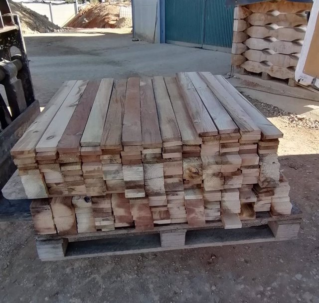 Los tablones conseguidos del reciclaje de postes de madera de Endesa.