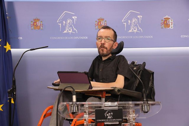 El portavoz de Unidas Podemos en el Congreso, Pablo Echenique, ofrece una rueda de prensa después de participar en la Junta de Portavoces en el Congreso de los Diputados, a 15 de marzo de 2022, en Madrid (España).