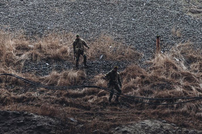 Dos soldados caminan por una ladera, a 2 de marzo de 2022, en Kiev (Ucrania).