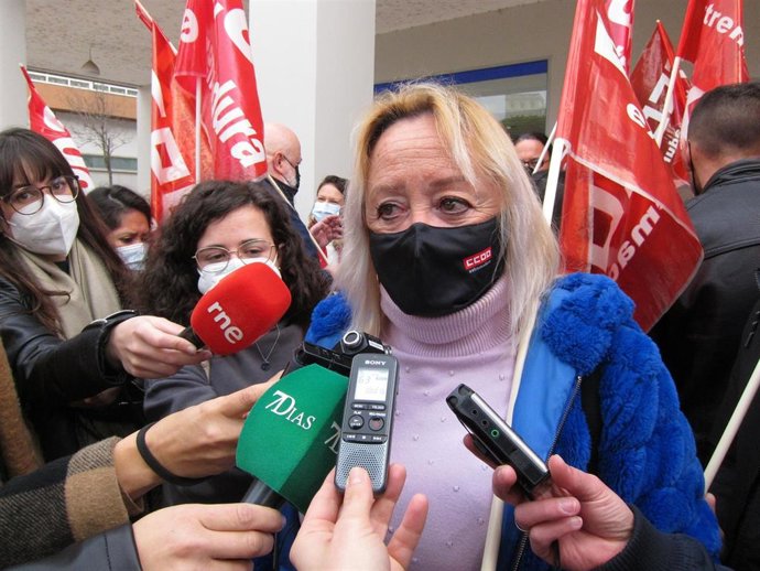 La secretaria general de CCOO Extremadura, Encarna Chacón, atiende a los medios en Badajoz