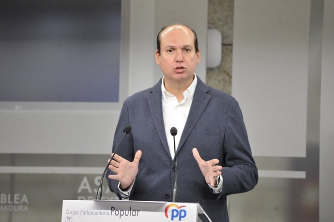 El portavoz de Hacienda del Grupo Popular en la Asamblea de Extremadura, Luis Alfonso Hernández Carrón, en rueda de prensa sobre ejecución de fondos europeos en la región