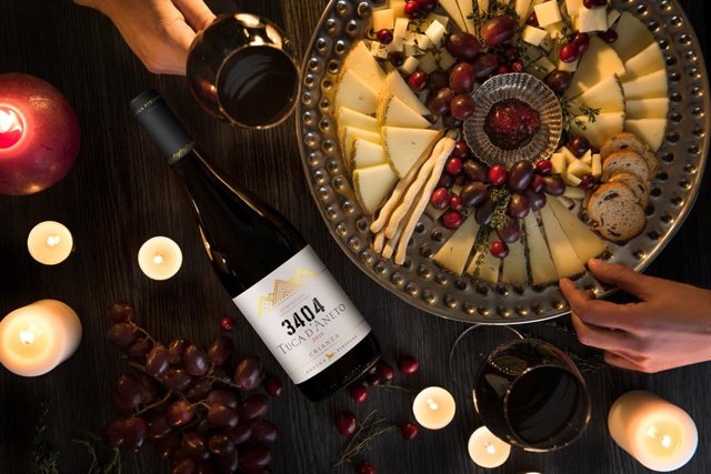 Vino de la Bodega Pirineos acompañado de queso.