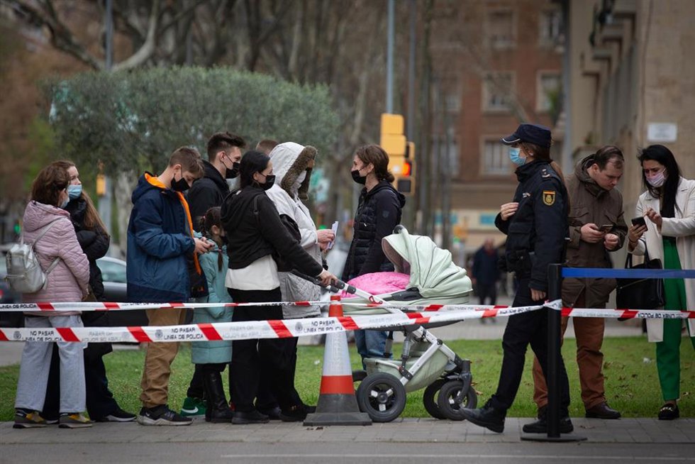 Un grupo de refugiados ucranianos esperan para iniciar los trámites necesarios tras su llegada a España, en la comisaría de Policía Nacional de La Verneda, a 17 de marzo de 2022, en Barcelona, Catalunya (España). 
