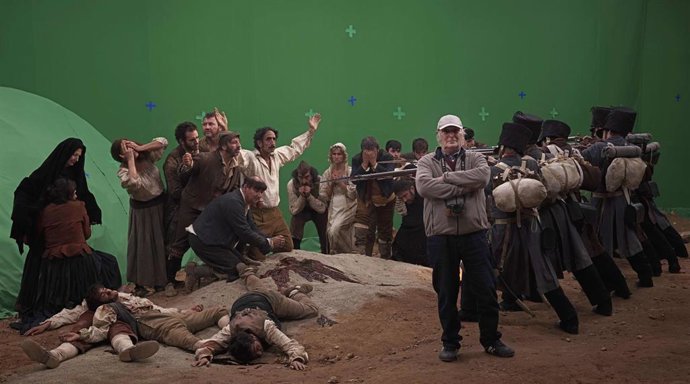Archivo - Carlos Saura durante el rodaje del corto que recrea la obra de Goya 'Los fusilamientos del 3 de mayo'.