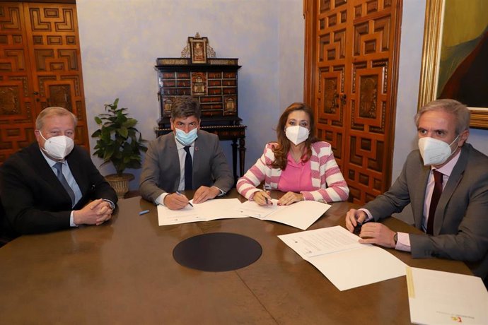 La vicepresidenta del ICHL, Felisa Cañete, y el presidente del Consorcio de Bomberos, Rafael Llamas (centro), firman el acuerdo.