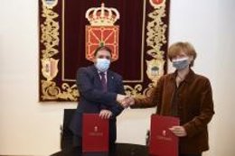 El presidente del Parlamento, Unai Hualde, y la rectora de la UN, María Iraburu.