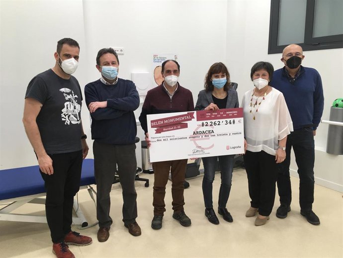 El Ayuntamiento entrega a ARDACEA los donativos recibidos en el belén monumental