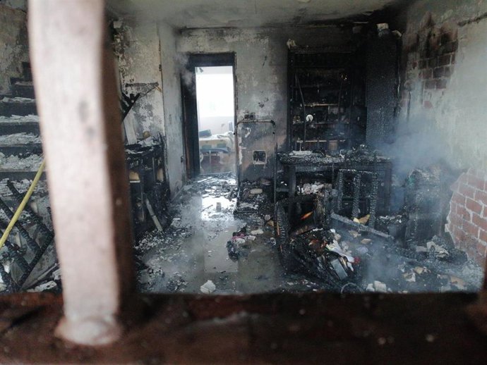 Rescatada una mujer de 59 años y sus mascotas en un incendio en una vivienda en Los Alcázares (Murcia)