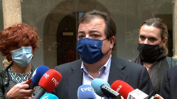 El presidente de la Junta de Extremadura, Guillermo Fernández Vara, atiende a los medios de comunicación en Cáceres.
