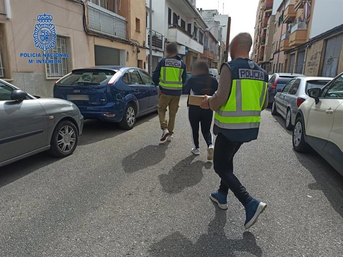 Agentes de la Policía Nacional durante la detención de una de las integrantes del grupo criminal dedicado a la trata de personas con fines de explotación sexual.