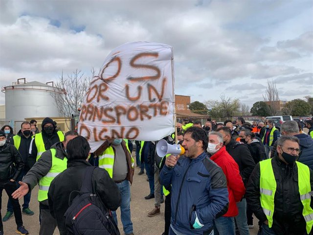 Los transportistas protestanen Valladolid en un acto en el que está presenta la minsitra de Transportes.