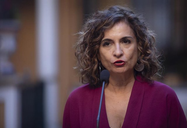 Archivo - La ministra de Hacienda y Función Pública, María Jesús Montero, atiende a los medios de comunicación en una foto de archivo.