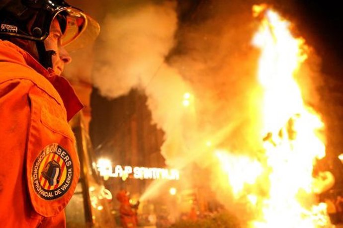 Archivo - Imagen de archivo de un bombero del Consorcio Provincial de Valencia durante una 'nit de la crem'.