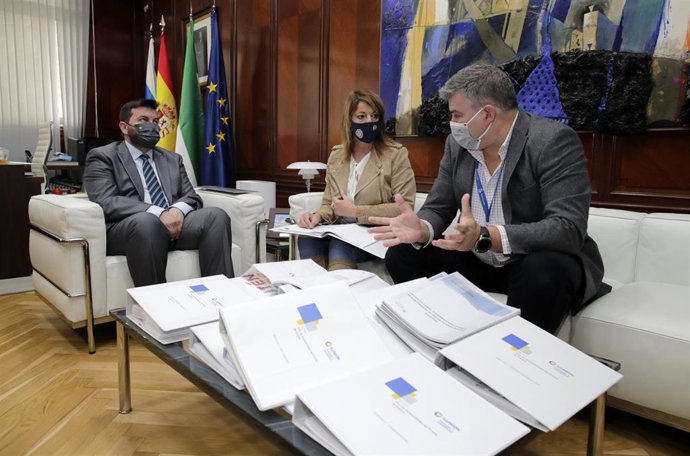Reunión entre  la presidenta del Puerto de Huelva, Pilar Miranda,  y el director de la ONCE en Huelva, Francisco García.