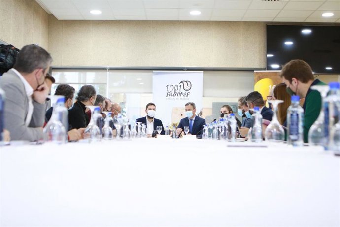 El consejero de Presidencia, Turismo, Cultura y Deportes, Marcos Ortuño, preside la reunión de la Mesa del Turismo Gastronómico a la que asisten expertos y representantes de las principales entidades regionales vinculadas al sector.