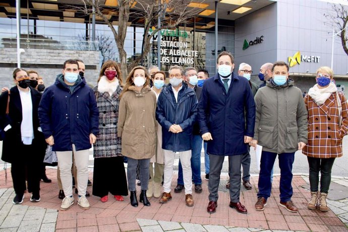 El presidente del PP, Paco Núñez, en la estación de AVE de Albacete.