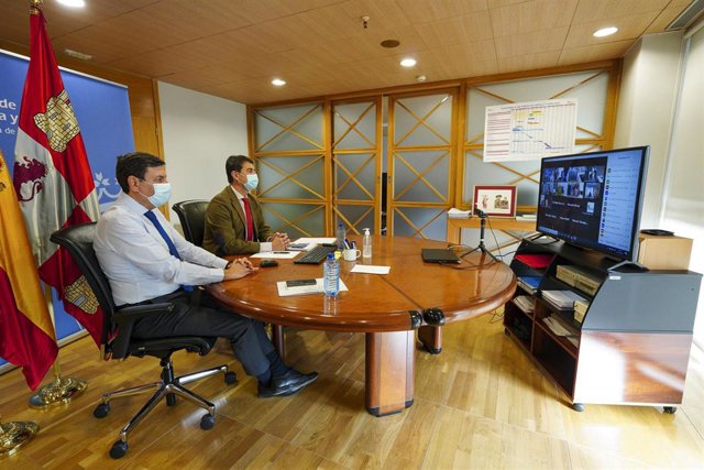 Carlos Fernández Carriedo y Ángel Ibáñez (al fondo) participan en la videoconferencia con las entidades locales.
