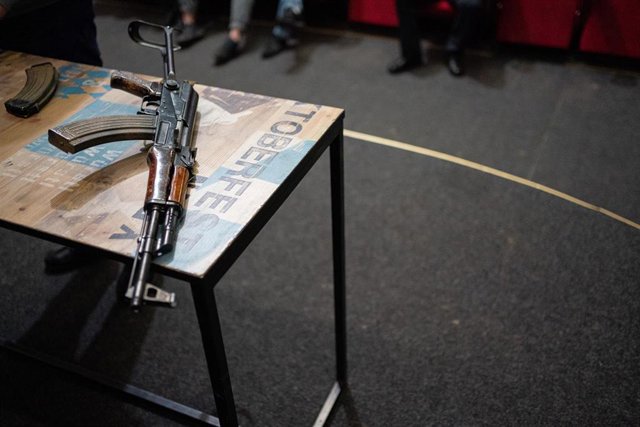 Fusiles AK47 en una sala cine del Lviv Film Center, en Leópolis