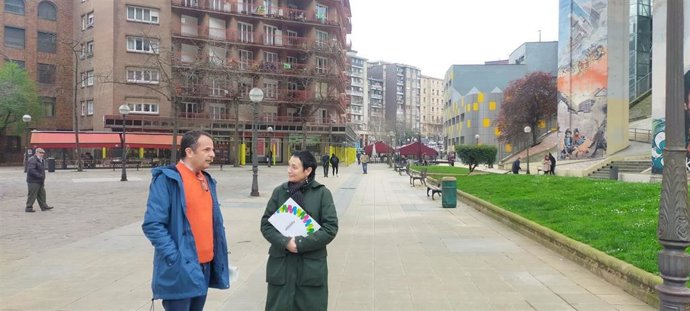 La portavoz de EH Bildu en el Ayuntamiento de Bilbao, Jone Goirizelaia, y el concejal Bruno Zubizarreta, en Rekalde.