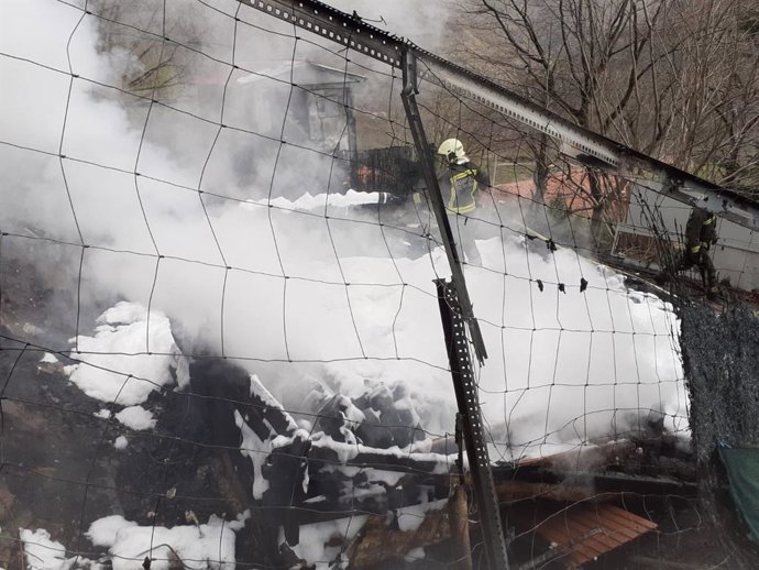 Incendio casa prefabricada en El Tojo