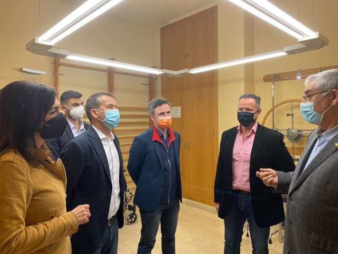 Guillermo Díaz, diputado por Málaga y coordinador provincial de la formación, en una visita a la Asociación ELA Málaga junto a otros dirigentes de la formación naranja
