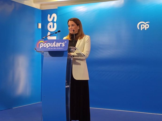 La presidenta del PP de Baleares, Marga Prohens, en rueda de prensa en la sede de la formación.