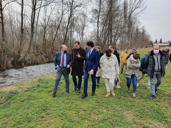 El consejero de Fomento y Medio Ambiente en funciones, Juan Carlos Suárez-Quiñones, durante su visita a la Presa del Bernesga en la zona de Sariegos.