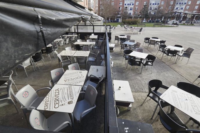 Archivo - Una terraza vacía el día en que han entrado en vigor nuevas restricciones por el coronavirus, a 29 de diciembre, en Pamplona, Navarra, (España). Desde hoy Navarra se convierte en una de las comunidades autónomas con medidas más duras para afro