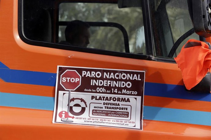 Cientos de transportistas se manifiestan por la subida de los carburantes 