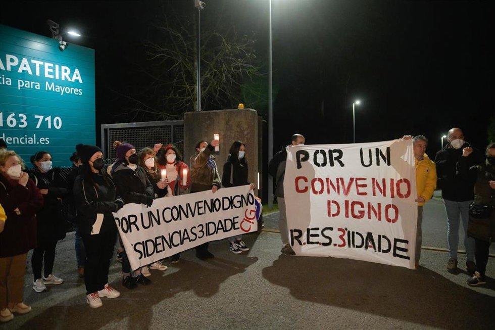 Un grupo de persoas do persoal do comité da residencia Caser da Zapateira participa nunha concentración.