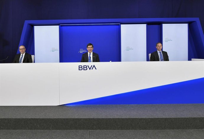 Archivo - El presidente de BBVA, Carlos Torres Vila; el consejero delegado, Onur Gen, y el secretario general, Domingo Armengol, durante la junta general de accionistas de 2021.