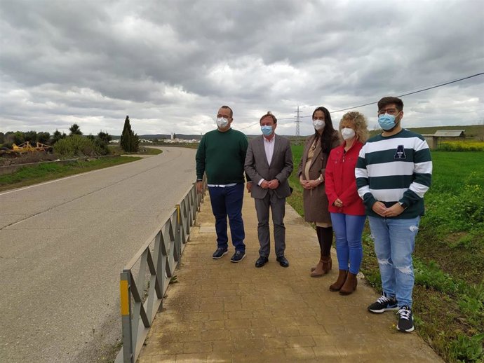 Palomares (segundo por la izda.) visita la CO-3108 de El Carpio.