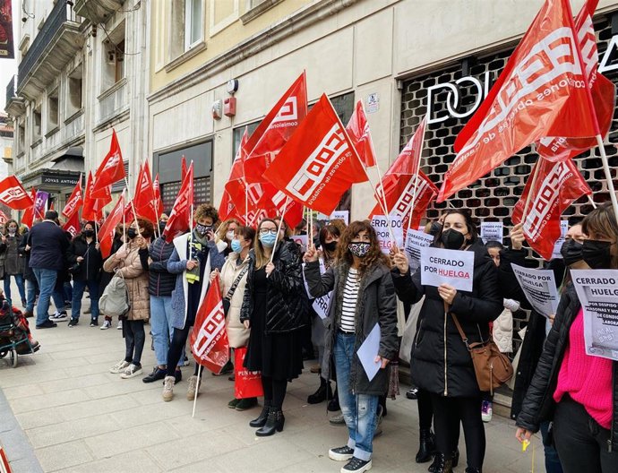 Concentración de trabajadoras de Douglas en Santander