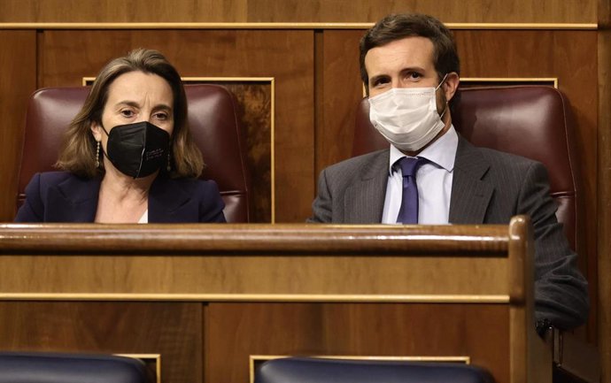 La portavoz del PP en el Congreso de los Diputados, Cuca Gamarra, y el líder del PP, Pablo Casado, en una sesión plenaria en el Congreso de los Diputados, a 17 de marzo de 2022, en Madrid (España). 