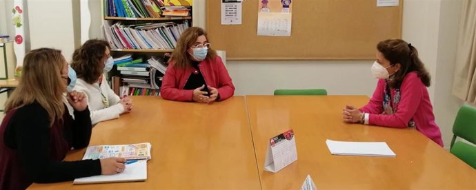 La delegada territorial de Educación y Deporte en Sevilla, María José Eslava, visita el CEIP Maestra Dolores Velasco de Dos Hermanas.