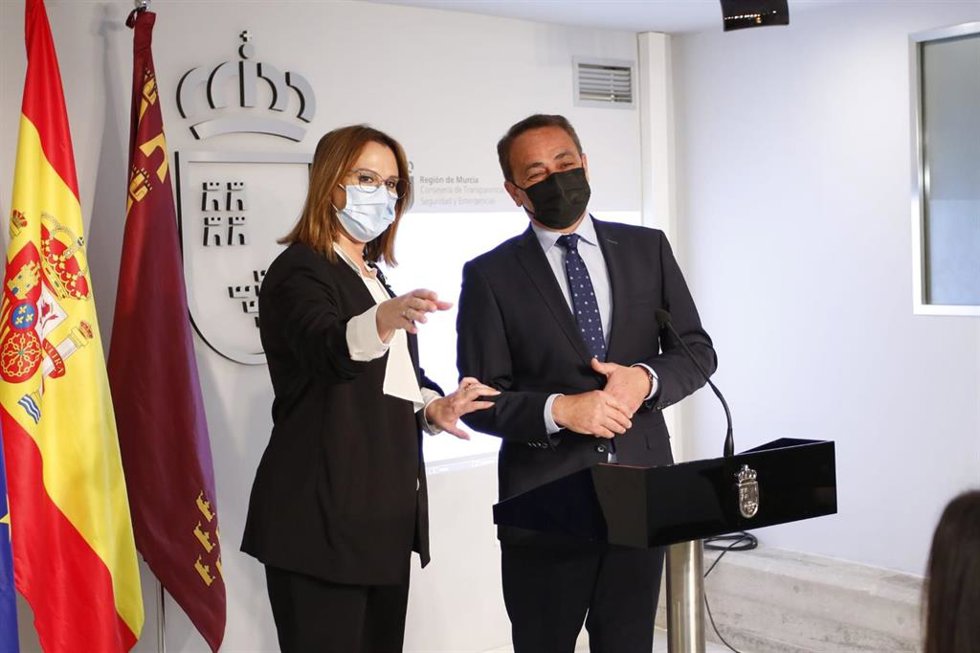 La vicepresidenta y consejera de Mujer, Igualdad, LGTBI, Familias y Política Social, Isabel Franco Sánchez, junto con el consejero de Transparencia, Seguridad y Emergencias, Antonio Sánchez Lorente, en la presentación de la consulta previa sobre normati