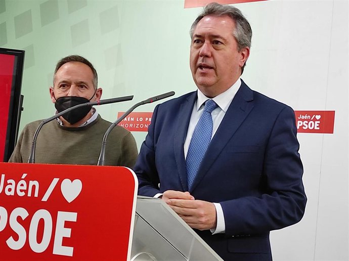 Espadas durante su atención a medios