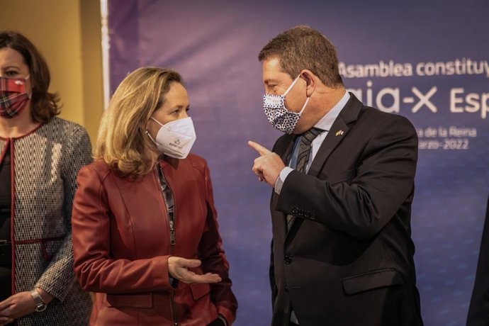 La ministra de Economía, Nadia Calviño, junto al presidente de C-LM, Emiiano García-Page