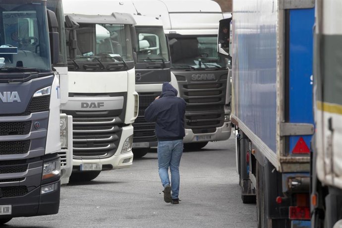 Varios camiones estacionados