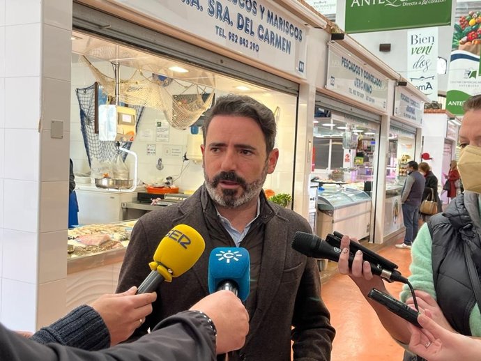 El portavoz de Agricultura del Grupo Popular en el Parlamento de Andalucía, José Ramón Carmona, atiende a los medios en el mercado de abastos de Antequera