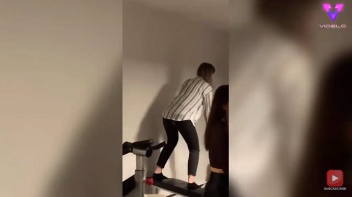 A ESTA MUJER SE LE ROMPEN LOS PANTALONES MIENTRAS BAILA